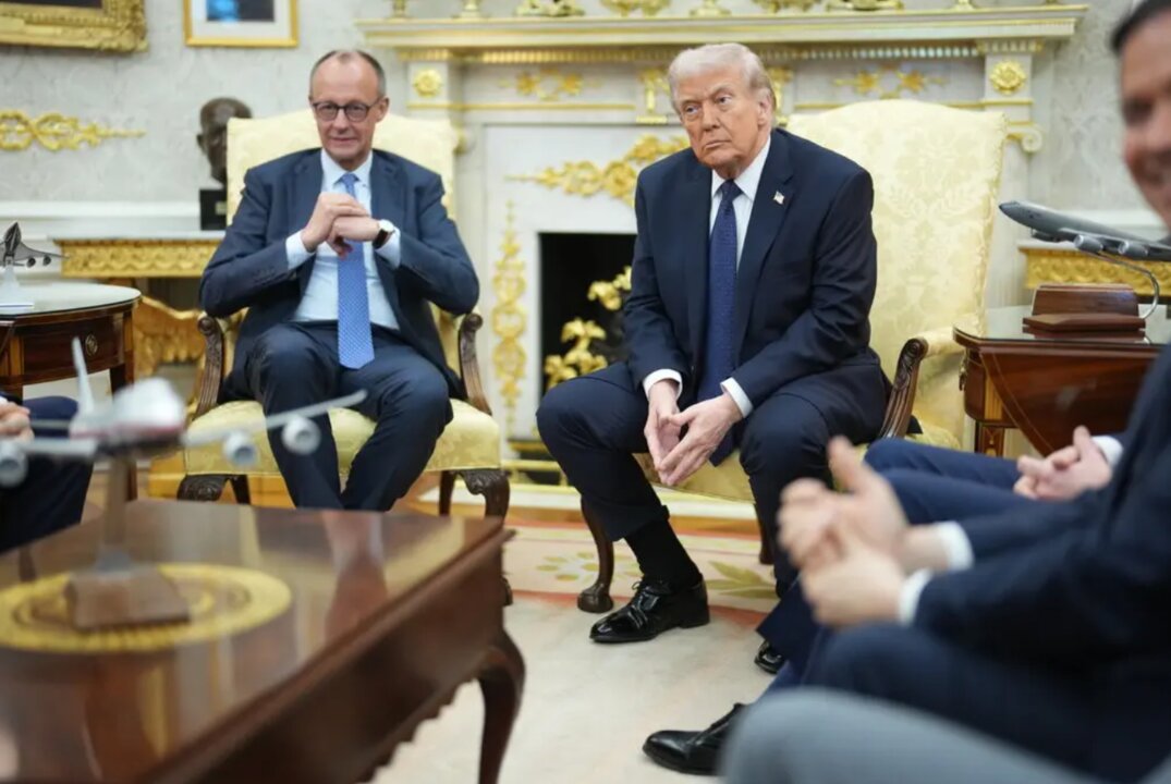 Trump aprovechó la visita del canciller alemán Friedrich Merz para lanzar sus amenazas contra España