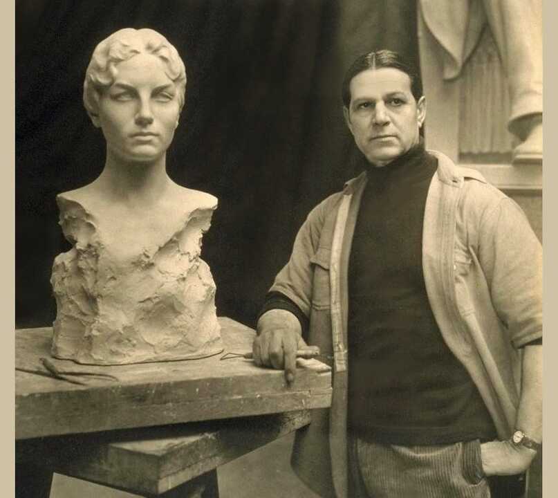 Haig Patigian, junto a su obra Helen of California (1927)
