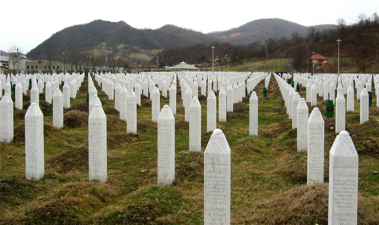 Lápidas en el monumento conmemorativo del genocidio de Potočari, cerca de Srebrenica [3]